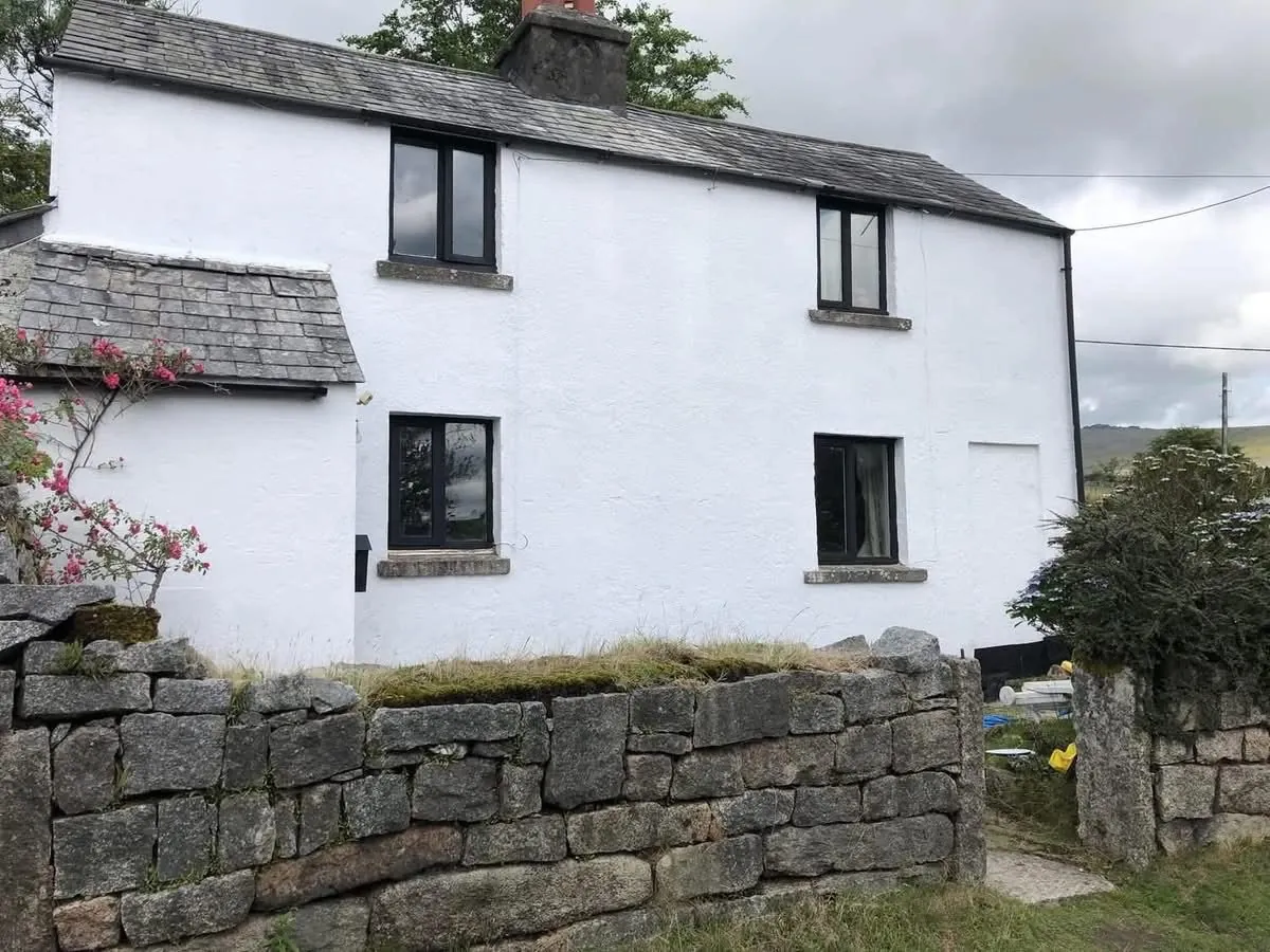Render repair and exterior repaint of a cottage in Lostwithiel